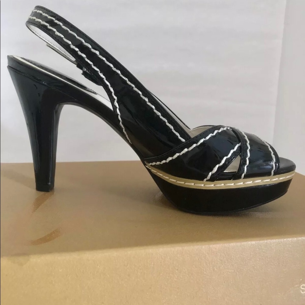 Studio Paolo Heel Size 6.5 New. Super cute high gloss look with white stitching.